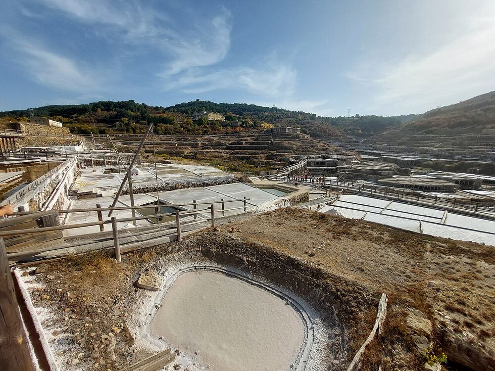 Eras de evaporación con salmuera en las Salinas de Añana