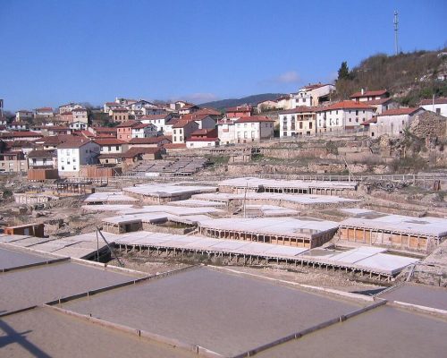 Salinas de Aana: el valle donde se hace sal igual que hace mil aos