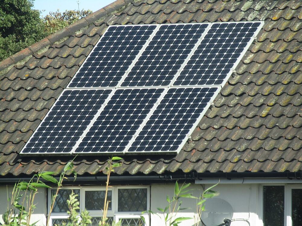 Placas solares fotovoltaicas instaladas en el tejado de una vivienda
