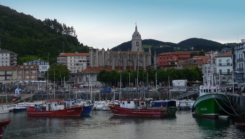 Puerto pesquero de Lekeitio con embarcaciones amarradas