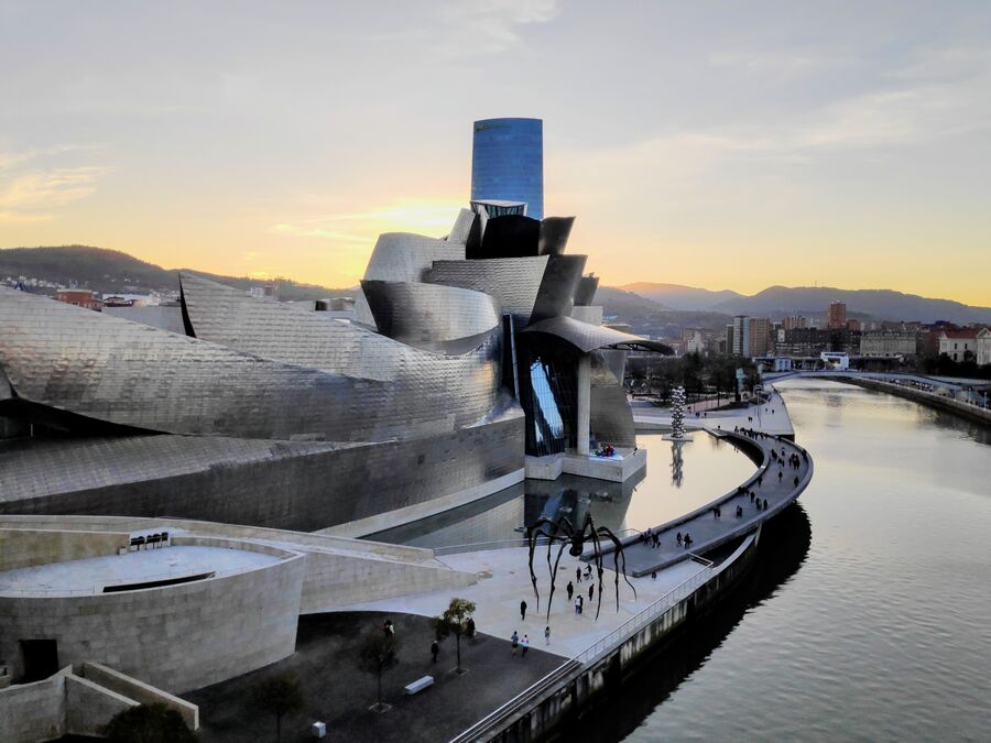 Panorámica de Bilbao con la ría y la ciudad