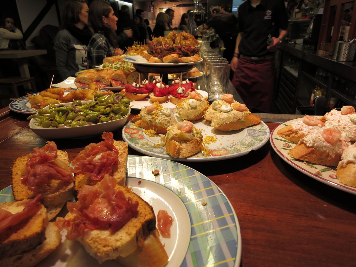 Barra de pintxos en un bar del País Vasco