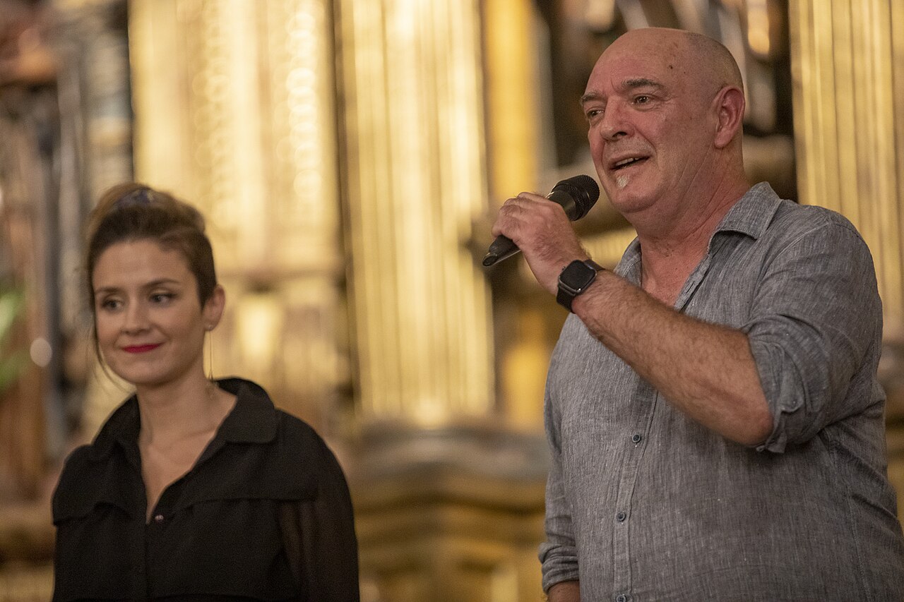 Una bertsolari en plena actuación
