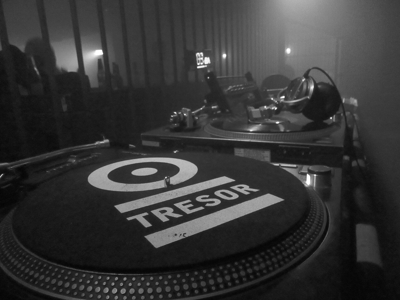 Cabina de DJ con platos y mesa de mezclas