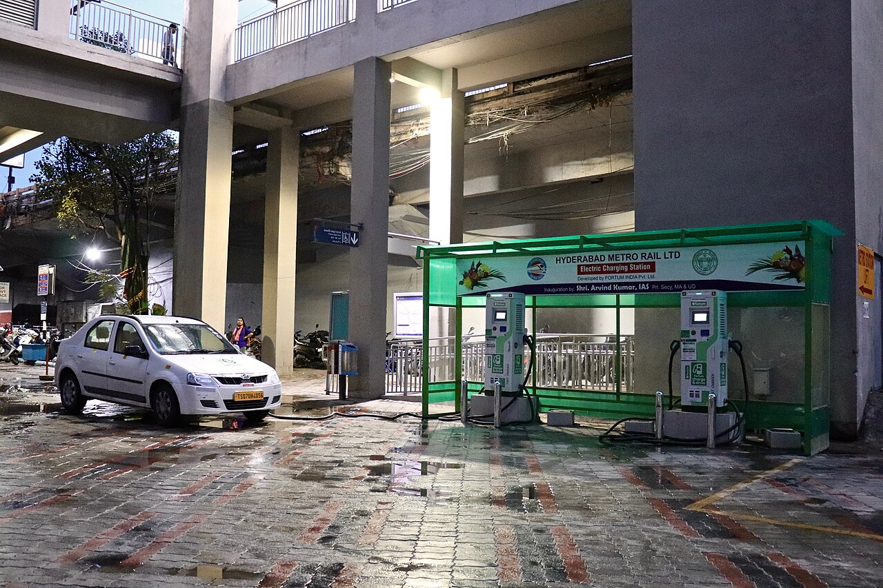 Coche eléctrico recargando en un punto de carga