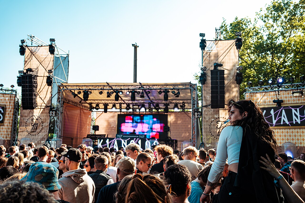 Multitud bailando en un festival de música electrónica