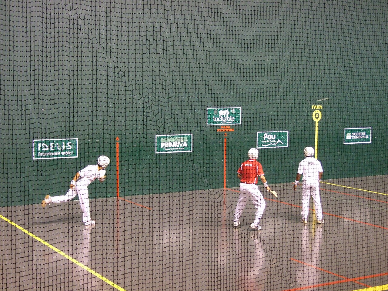 Frontón de pelota vasca en un pueblo