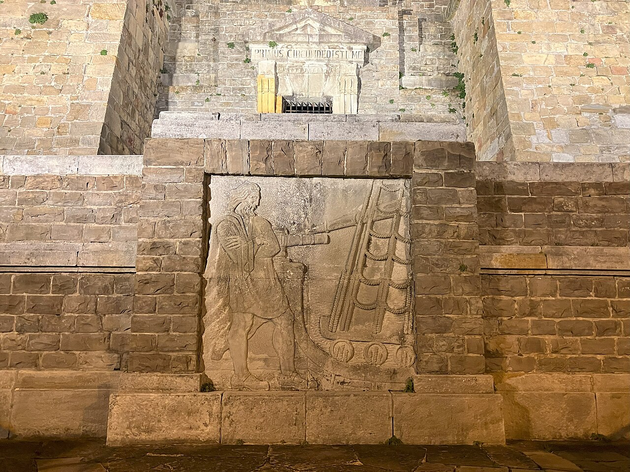 Getaria iluminada de noche