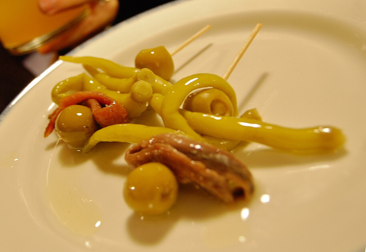 Gildas, el pintxo clásico de guindilla, aceituna y anchoa