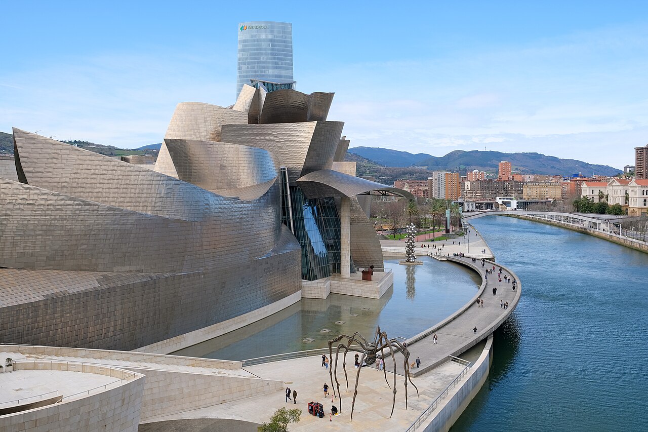 El Museo Guggenheim Bilbao a orillas de la ría