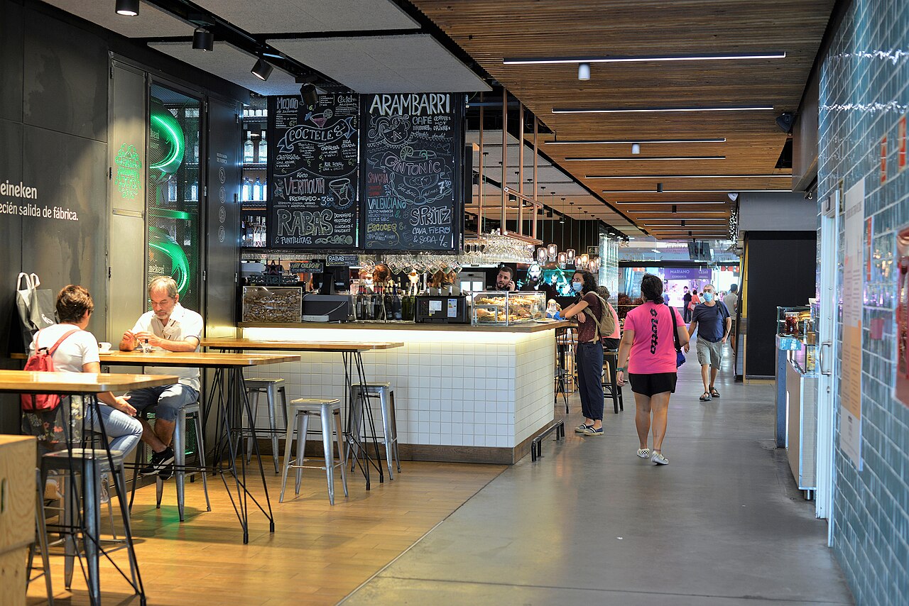Interior del Mercado de la Ribera con sus puestos