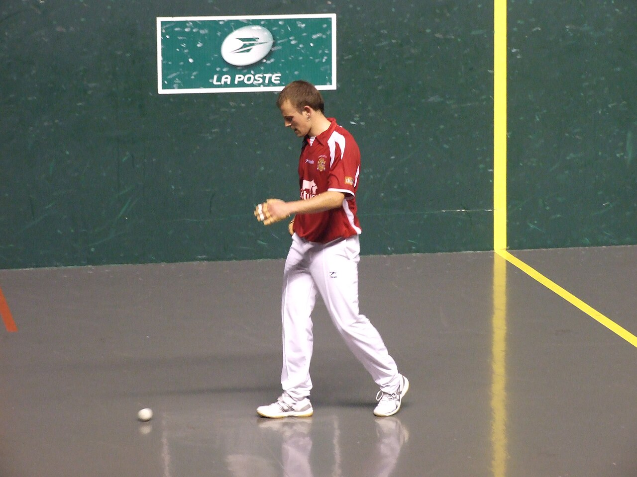 Partido de pelota mano en un frontón