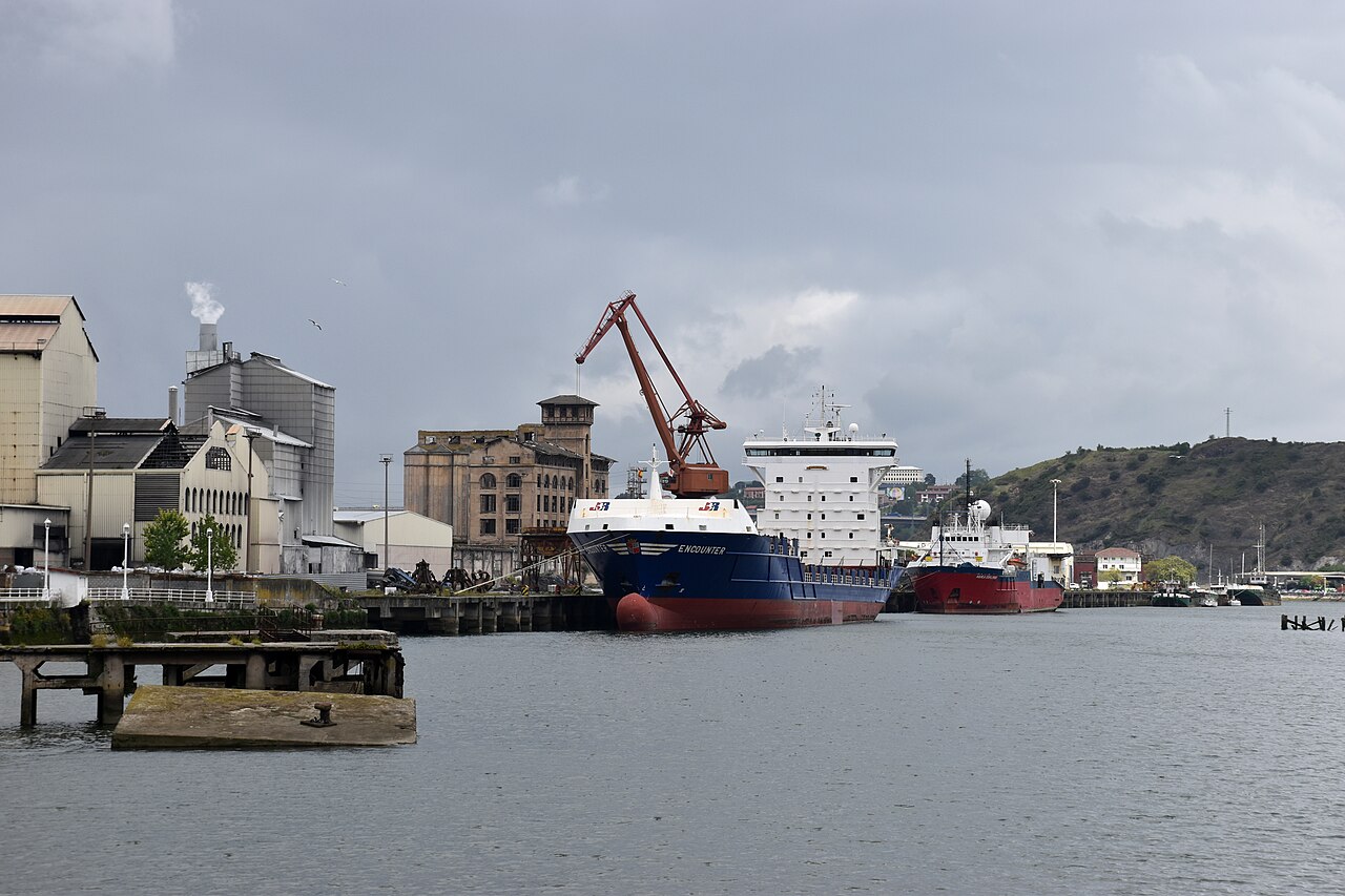 Un gran buque en el Puerto de Bilbao