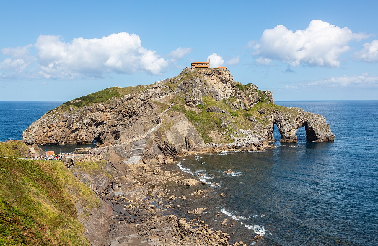 Vista del islote y la ermita de San Juan de Gaztelugatxe