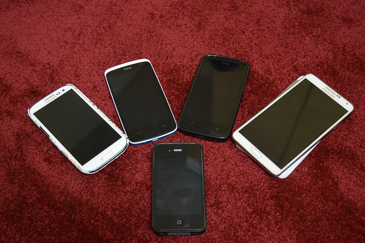 Persona usando un smartphone