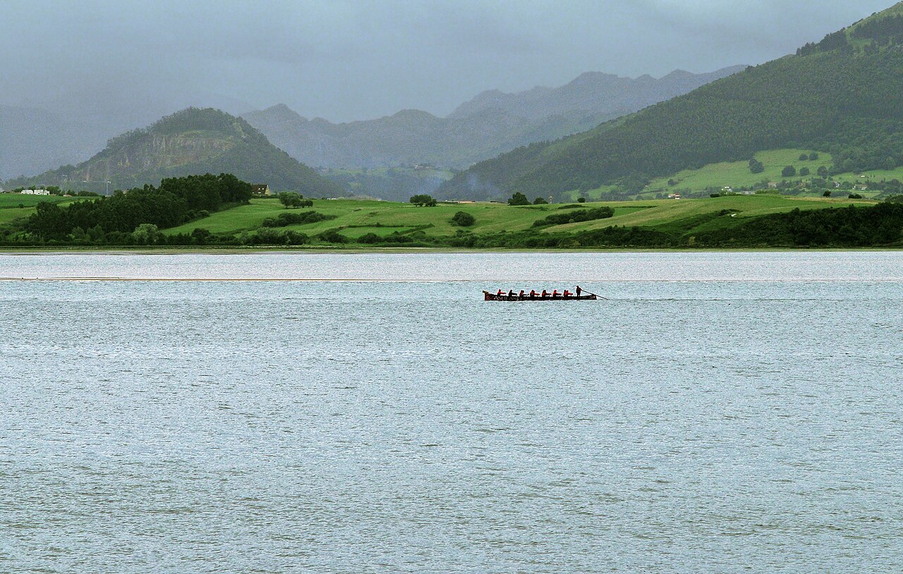 Una trainera durante una regata