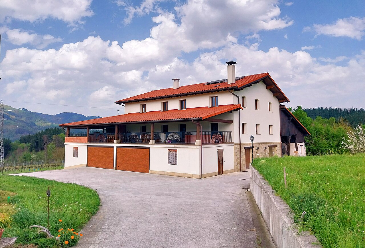 Copa y jarra de txakoli