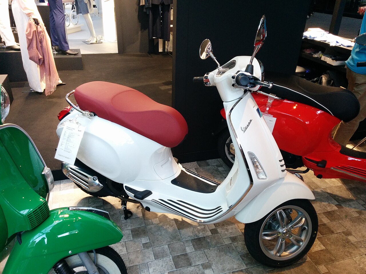 Una Vespa en una localidad italiana
