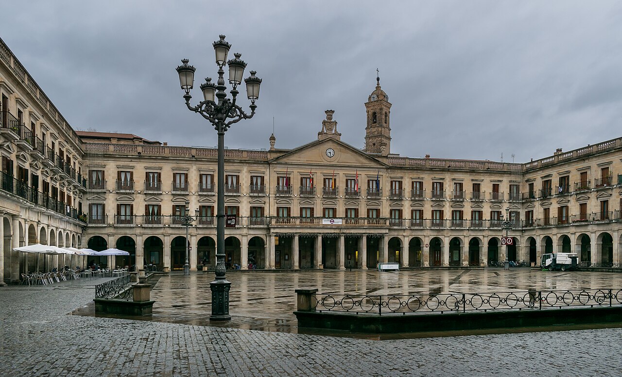 Plaza porticada en el centro de Vitoria-Gasteiz