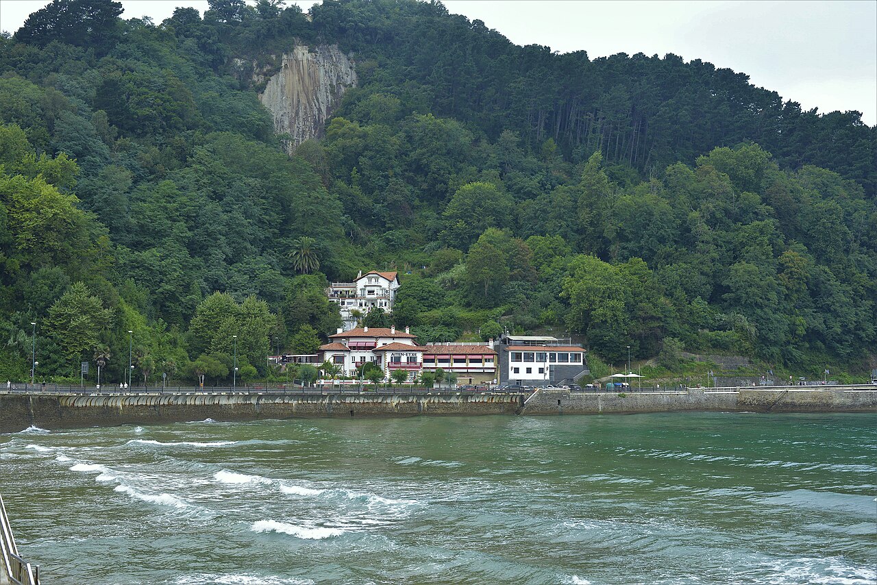 Surfistas y bañistas en la playa de Zarautz
