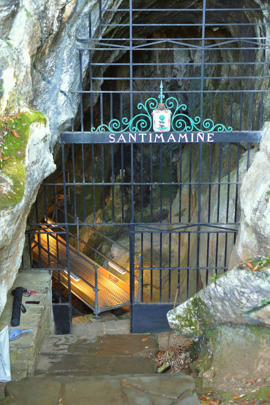 Entrada de la cueva de Santimamiñe en Kortezubi