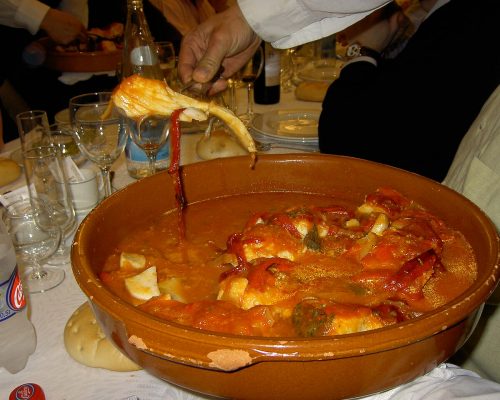 Bacalao al pil-pil: el secreto de la salsa vasca que emulsiona sola