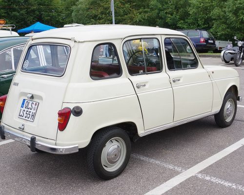Renault 4: la historia del 4L, el utilitario todoterreno que rivalizó con el 2CV