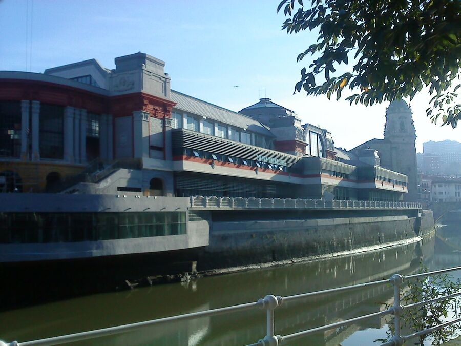 Fachada del Mercado de la Ribera de Bilbao junto a la ría