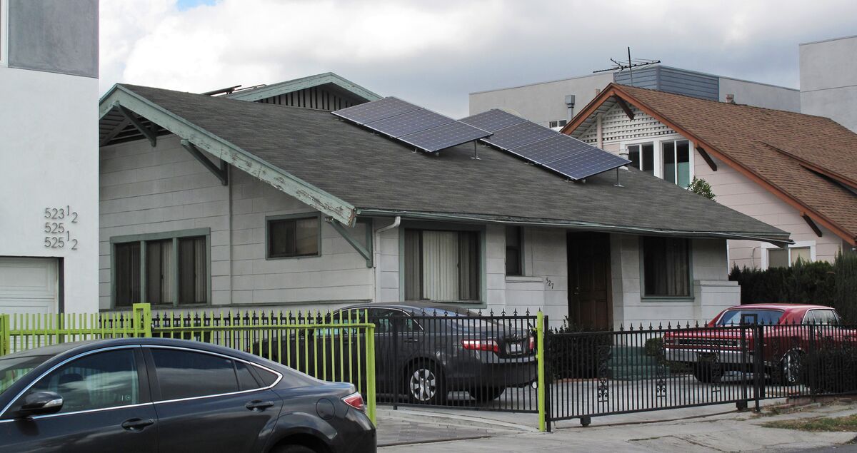 Placas solares instaladas en el tejado de un edificio