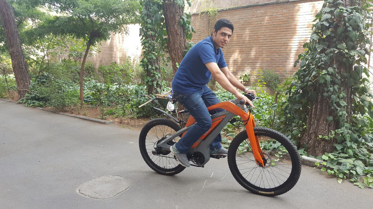 Persona circulando en una bicicleta eléctrica