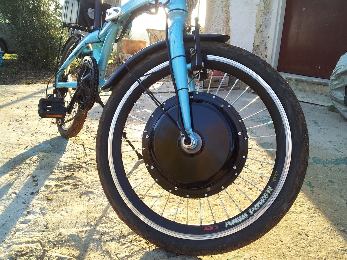 Motor eléctrico instalado en la rueda de una bicicleta