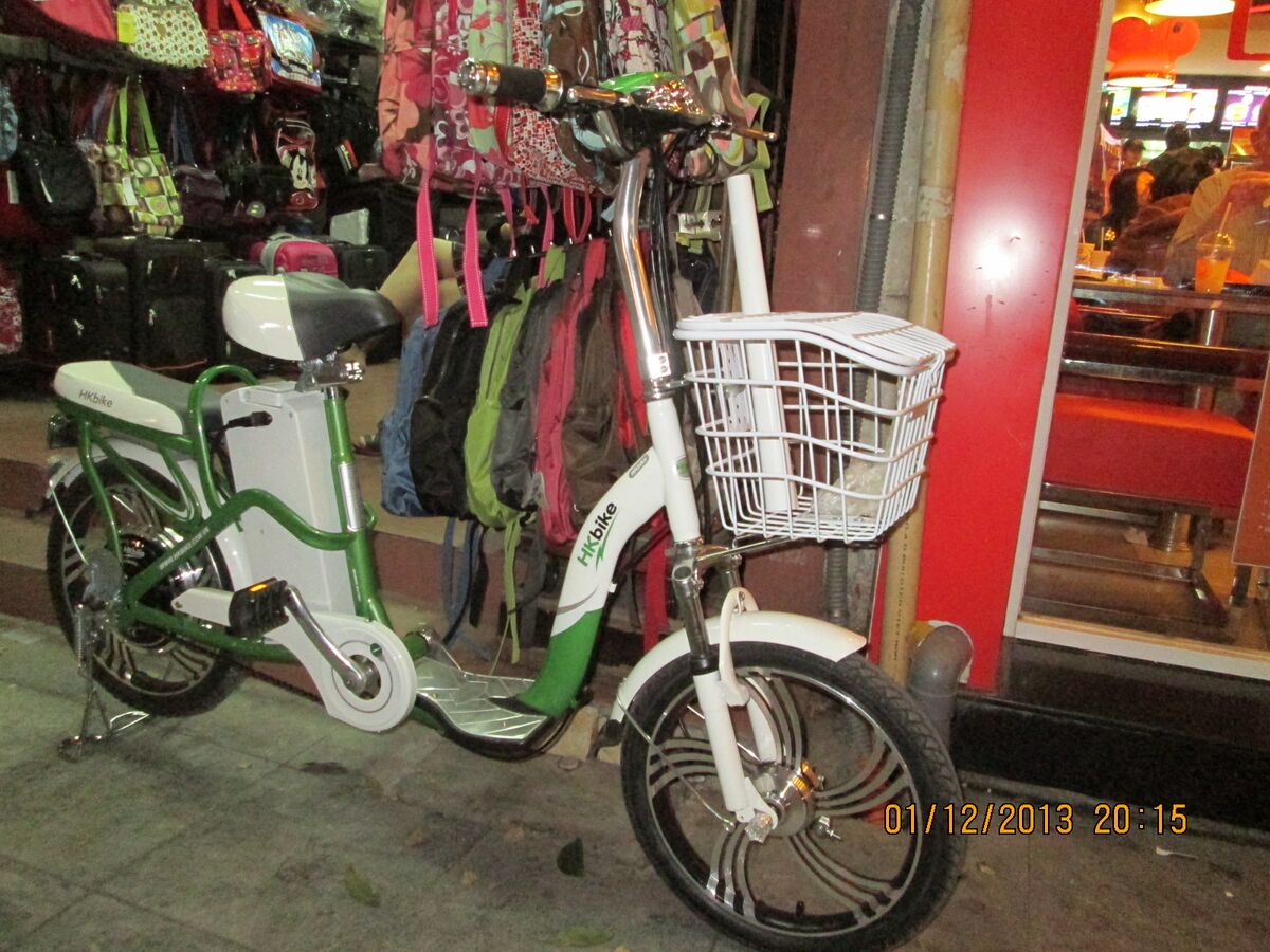 Bicicleta eléctrica con batería instalada en el cuadro