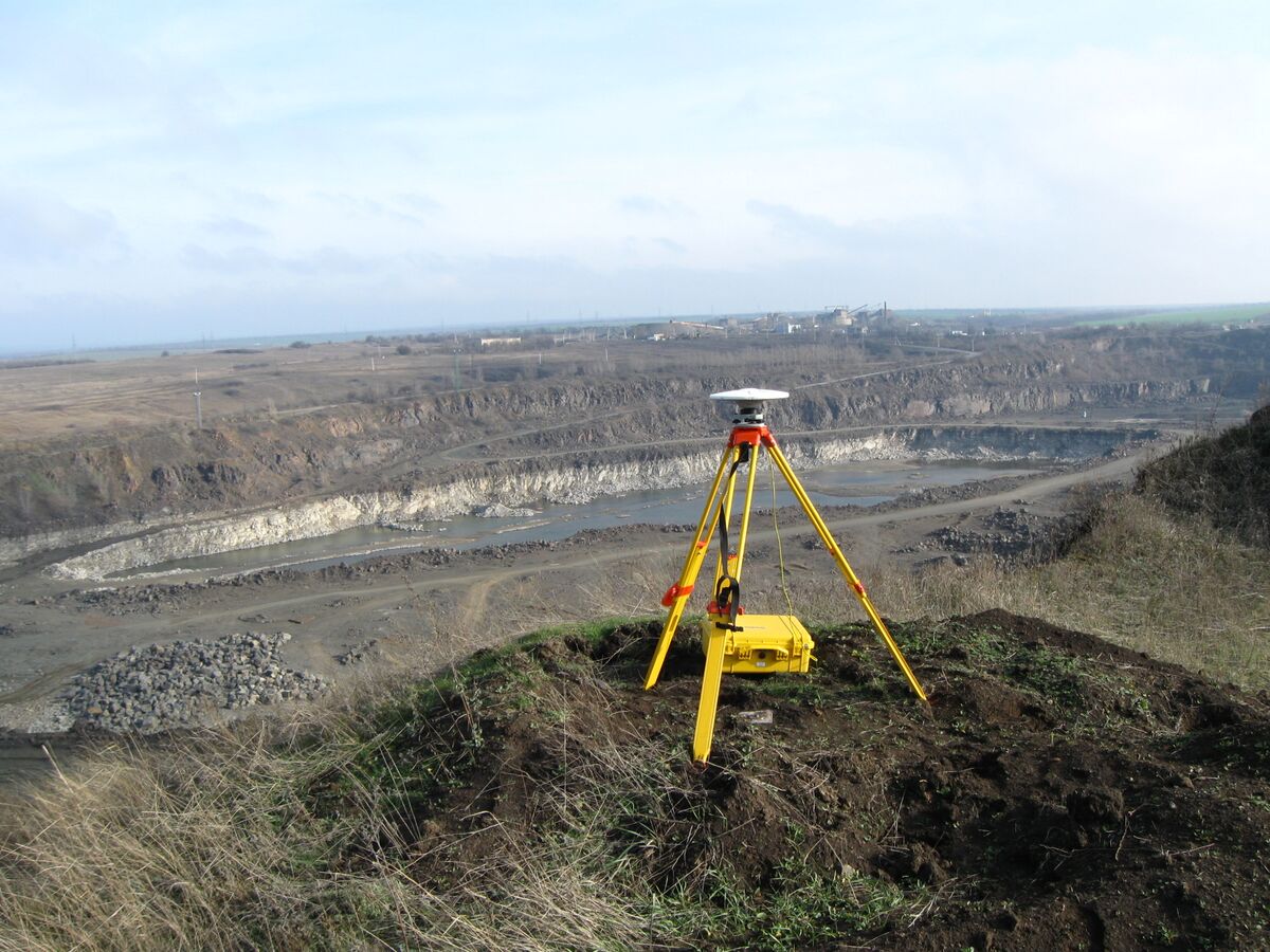 Antena receptora GNSS empleada en trabajos de topografía