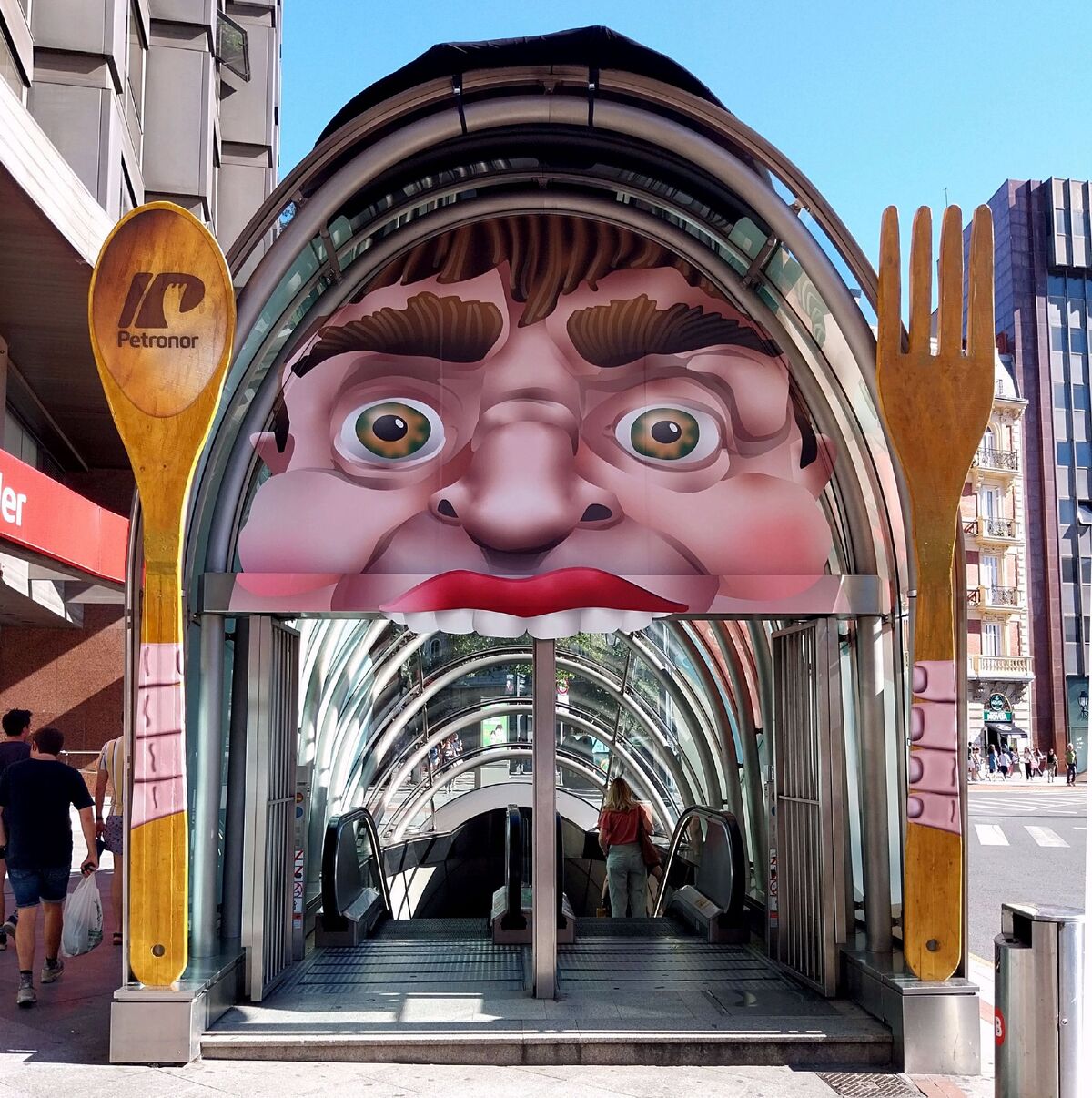 Boca de acceso del metro de Bilbao en la plaza Moyúa