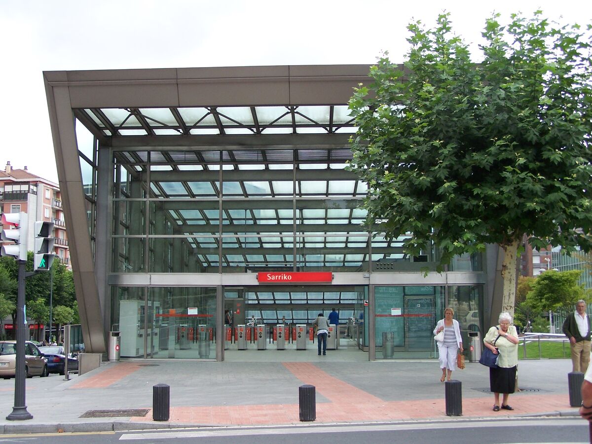 Acceso a la estación de Sarriko del metro de Bilbao