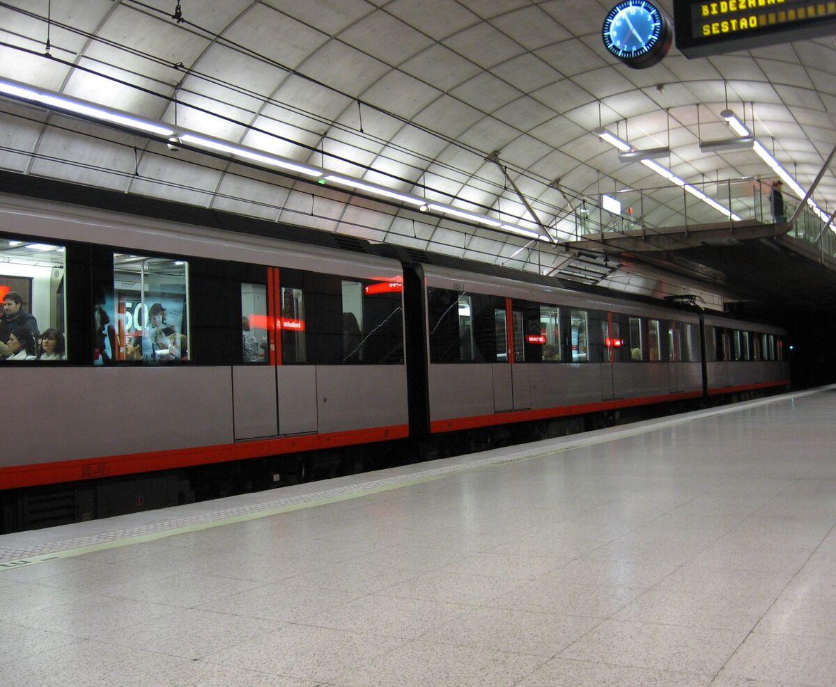 Interior de una estación del metro de Bilbao