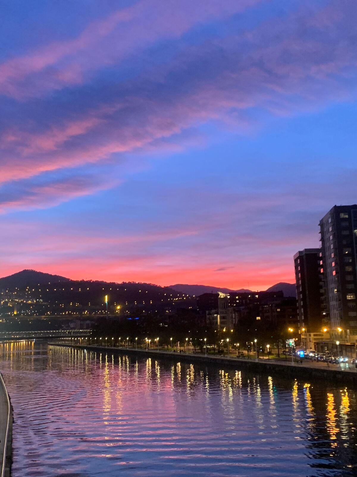 Atardecer sobre la ría de Bilbao