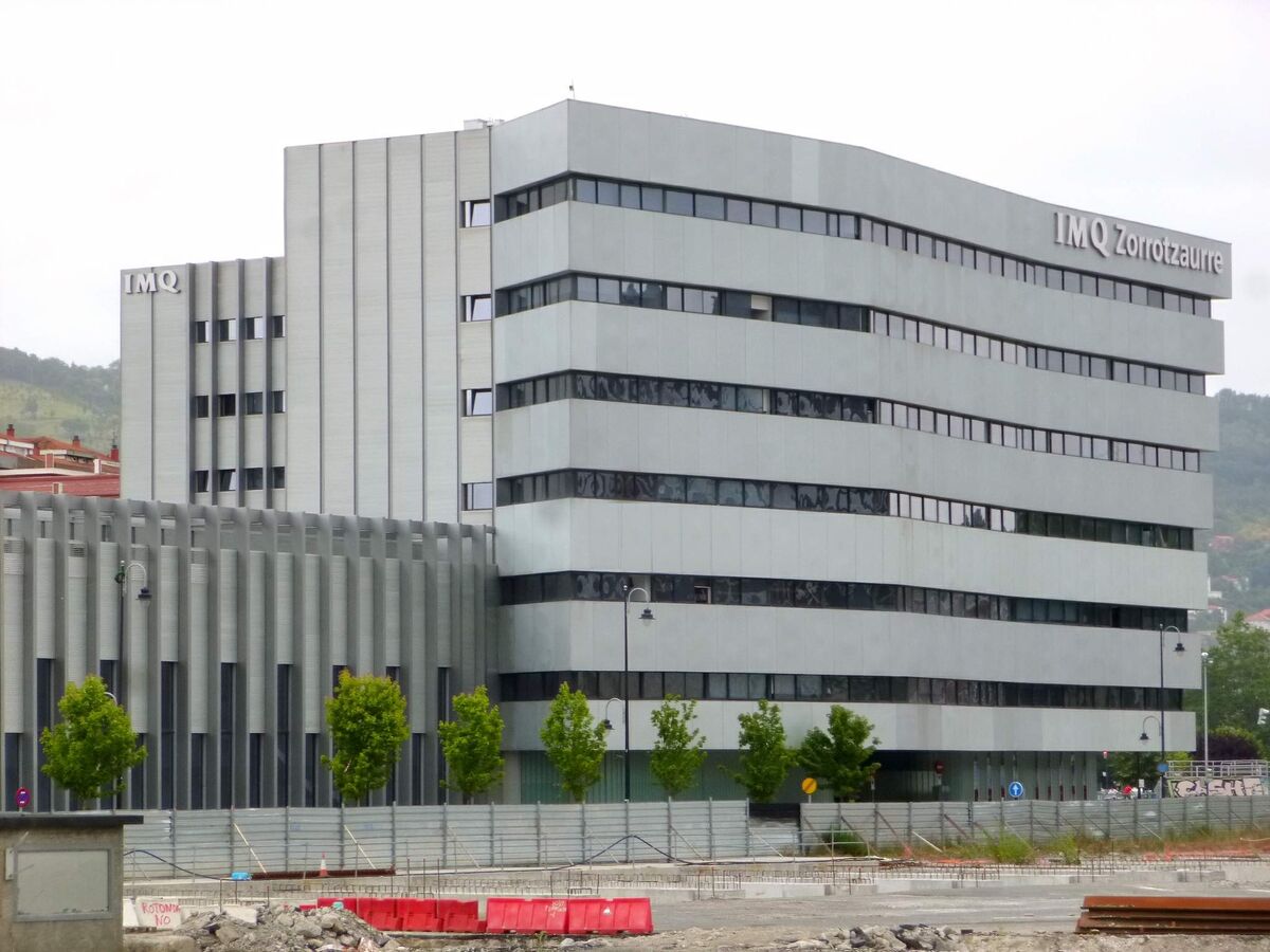 Edificio de la isla de Zorrotzaurre, en la ría de Bilbao