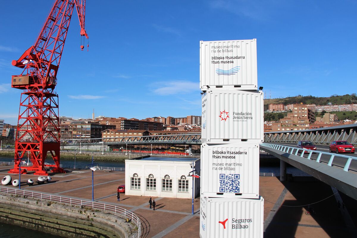La grúa Carola, junto a la ría de Bilbao