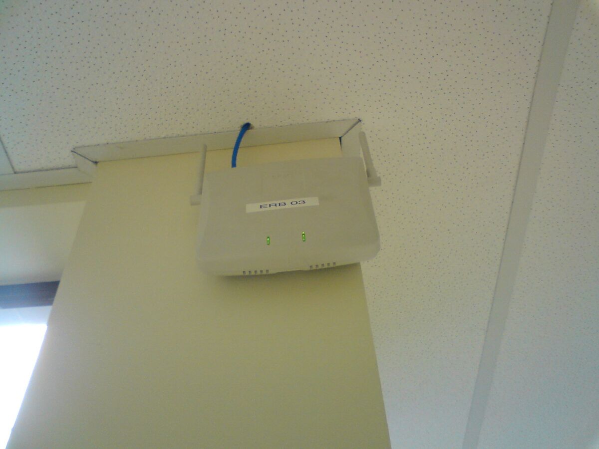 Punto de acceso inalámbrico instalado en el techo
