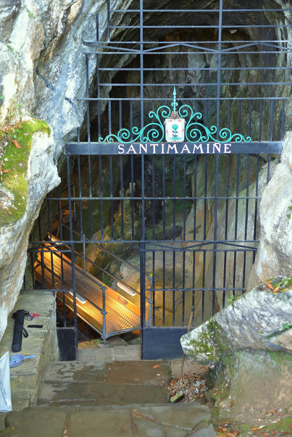 Entrada de las cuevas de Santimamiñe, en Kortezubi