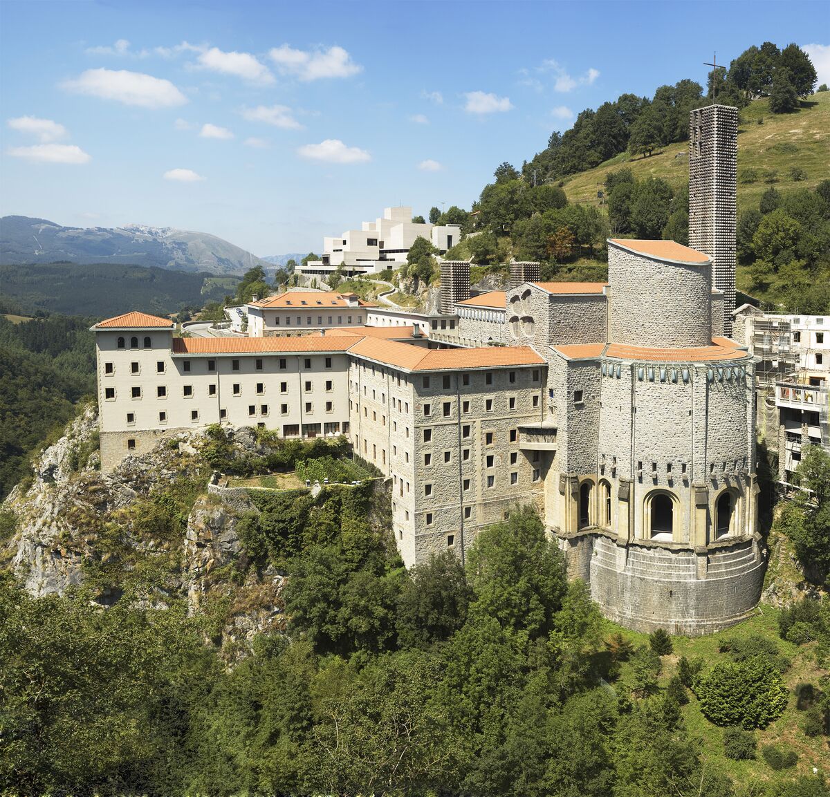 Vista del santuario de Arantzazu, en Oñati