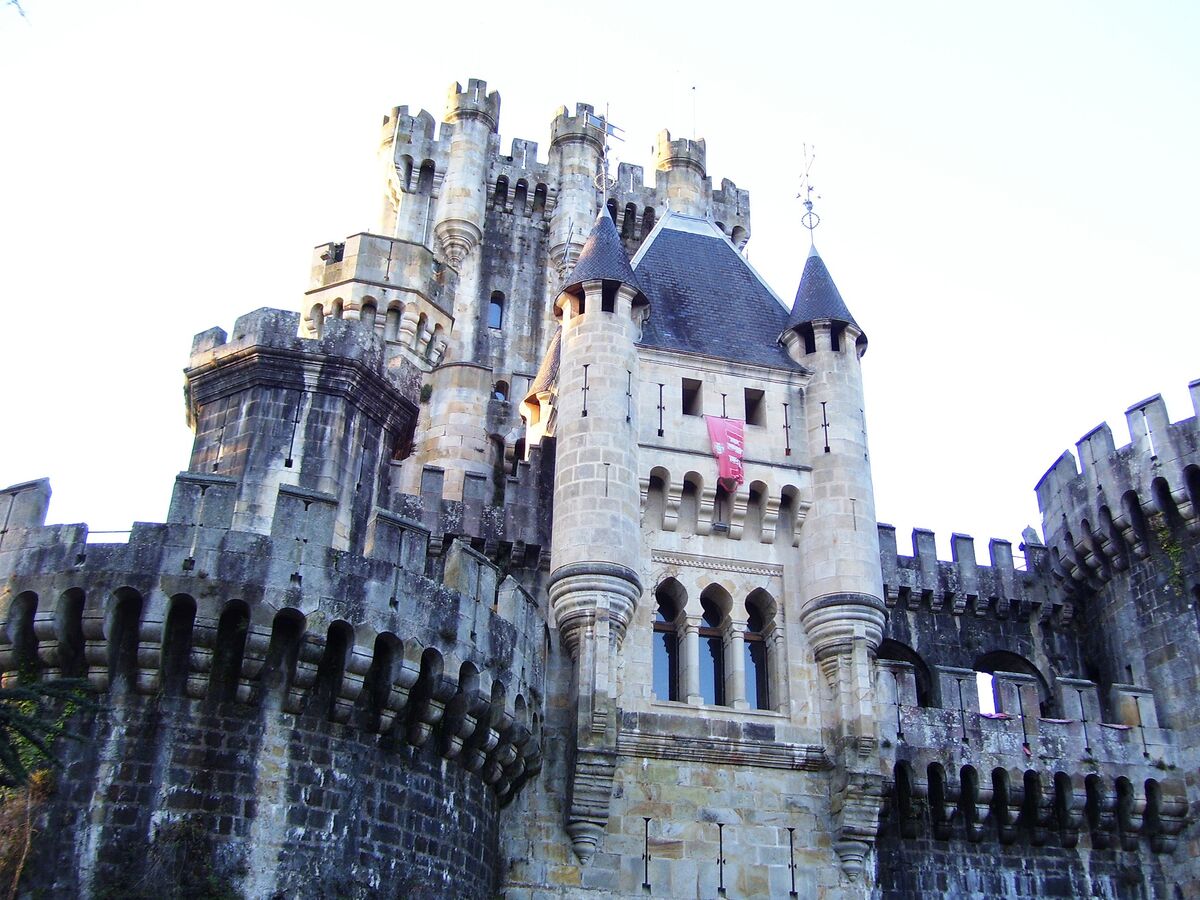 Torreones y muralla del castillo de Butrón