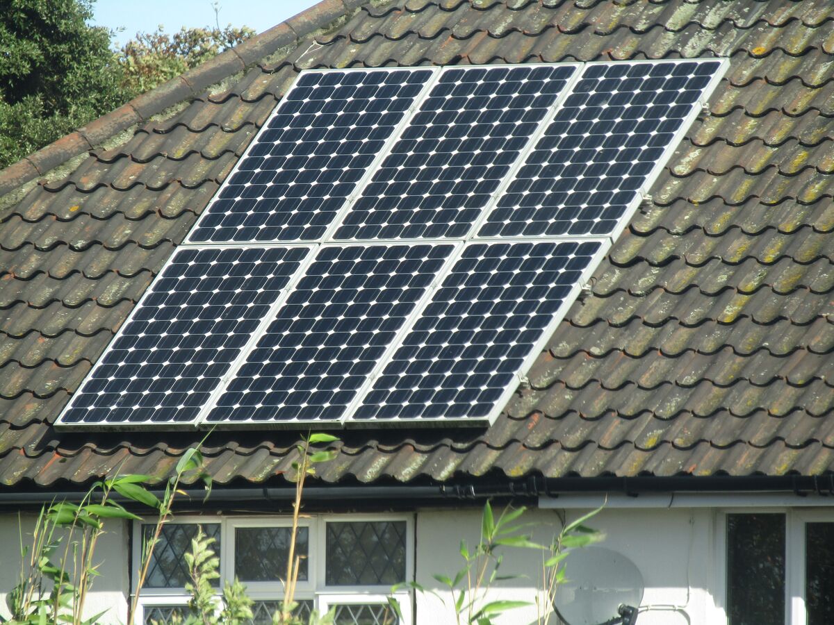 Placas solares en el tejado de una vivienda