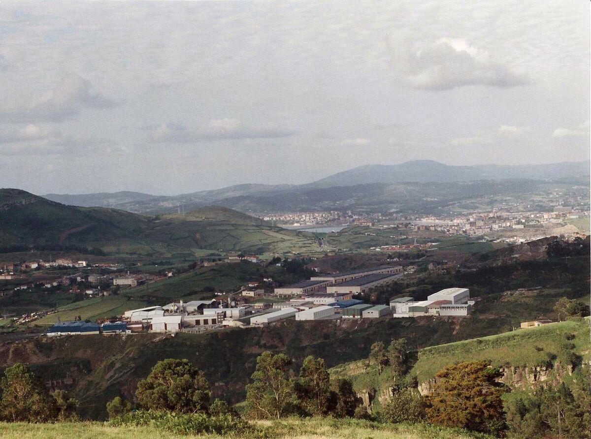 Vista general del entorno industrial de Abanto-Zierbena