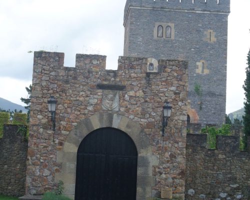 Torre Loizaga, en Galdames: una torre medieval llena de Rolls-Royce