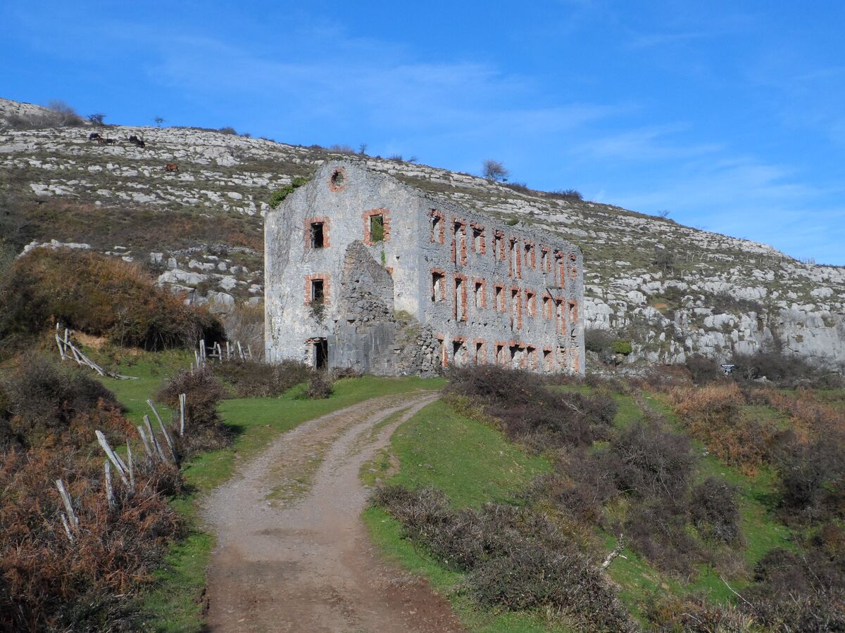Edificio en pie en el barrio de El Saúco, resto de la minería en los montes de Galdames