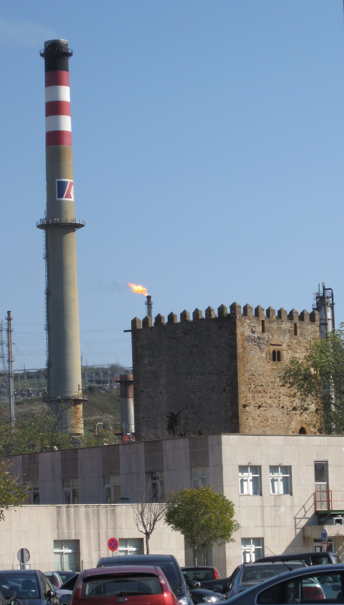 Vista de Muskiz con la instalación industrial al fondo