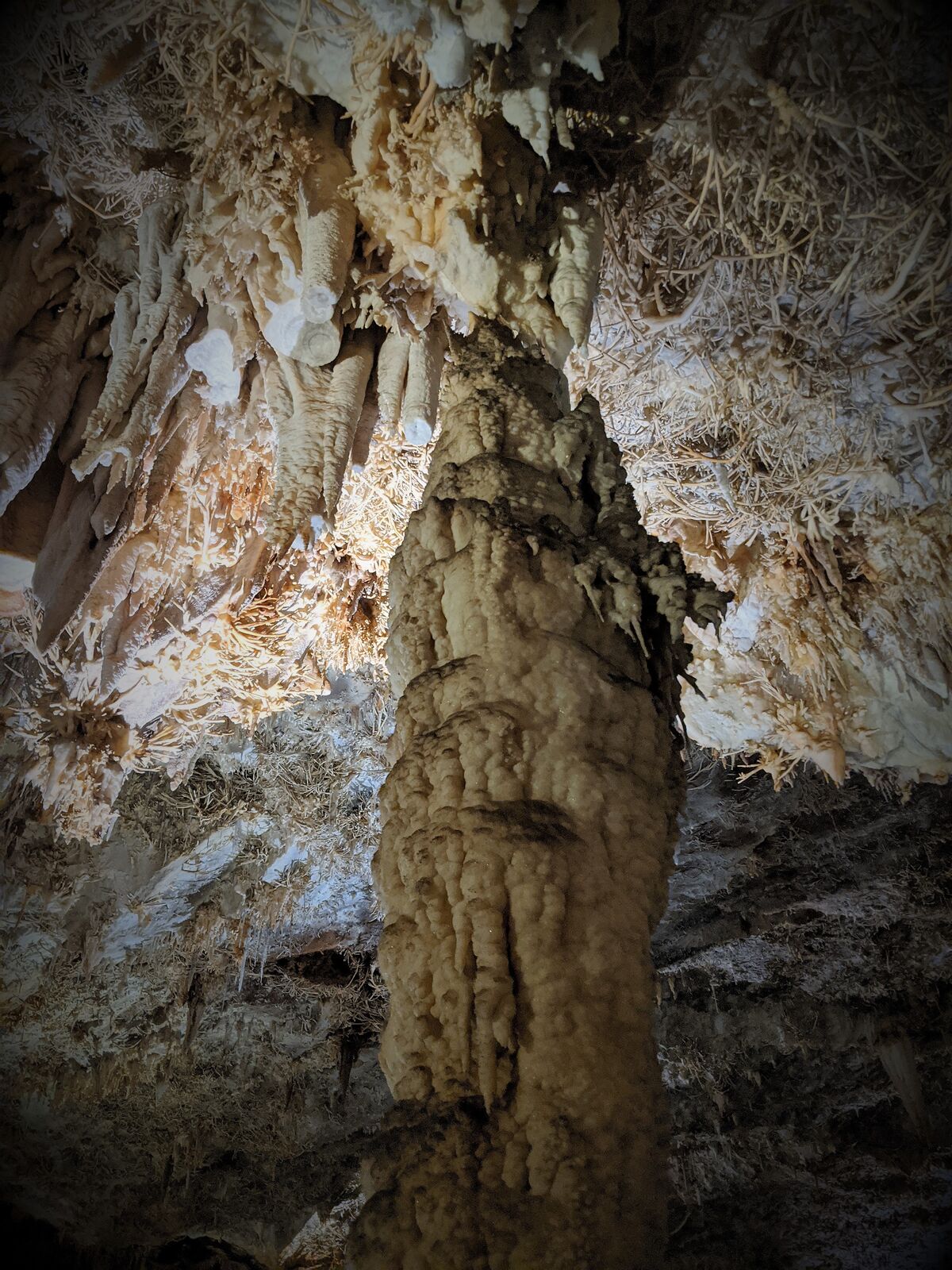 Formación de estalagmita en el interior de la cueva de Pozalagua, en Karrantza