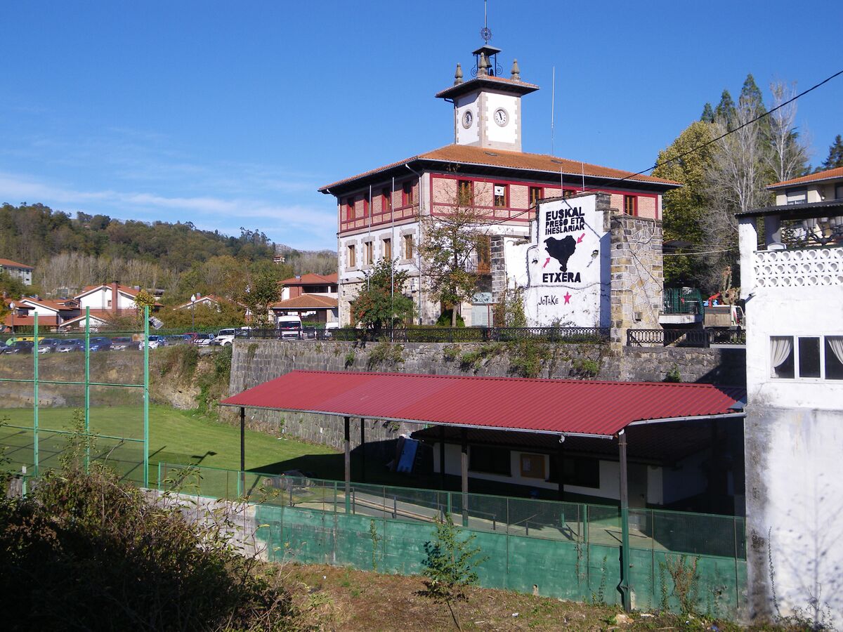 Bolatoki junto al ayuntamiento de Karrantza Harana